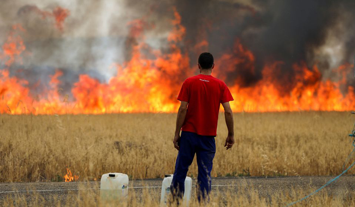 France battles huge wildfires, Britain bakes in record heatwave